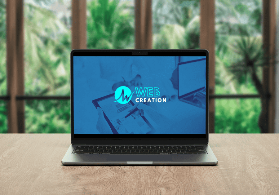 website design logo op laptop